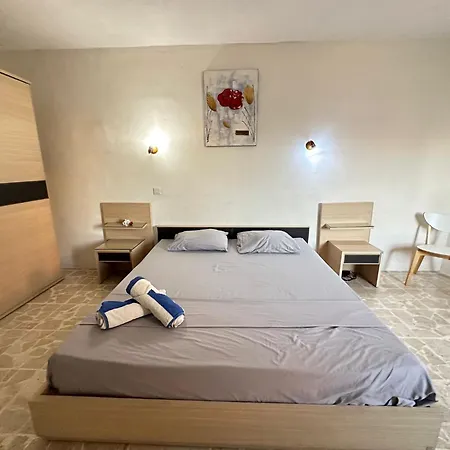 홈스테이 F61 With Private Bathroom Near The In A Shared 슬리에마