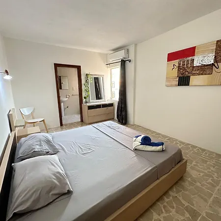 F61 With Private Bathroom Near The In A Shared Privat bolig Sliema