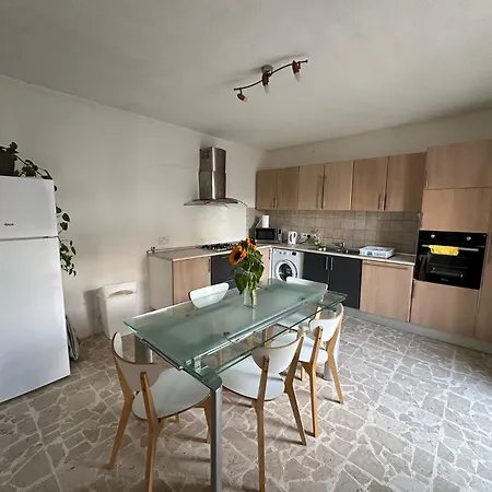 F61 With Private Bathroom Near The In A Shared Privat bolig Sliema