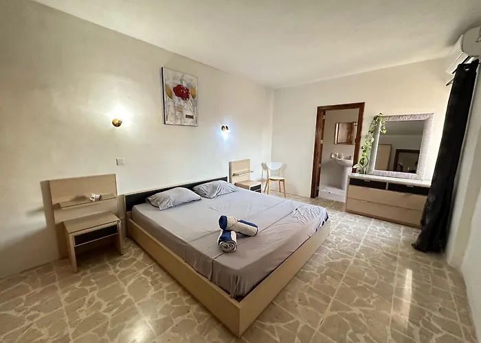 F61 With Private Bathroom Near The In A Shared Gazde/Camere de închiriat *