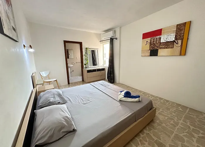 F61 With Private Bathroom Near The In A Shared Gazde/Camere de închiriat Sliema