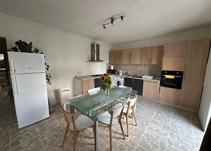 F61 With Private Bathroom Near The In A Shared Gazde/Camere de închiriat Sliema