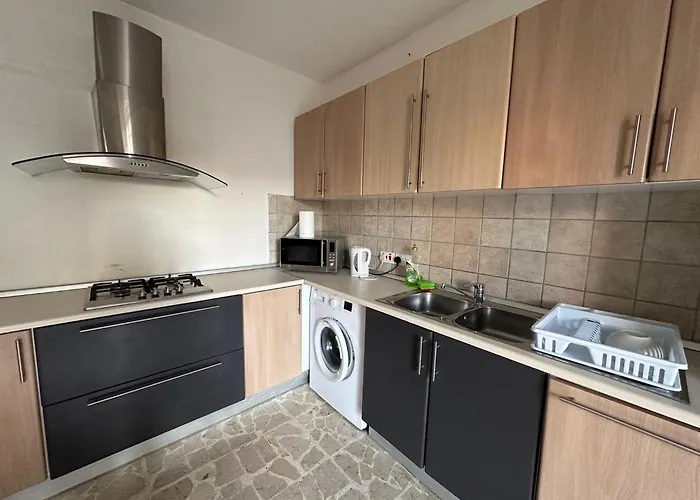 F61 With Private Bathroom Near The In A Shared Gazde/Camere de închiriat Sliema